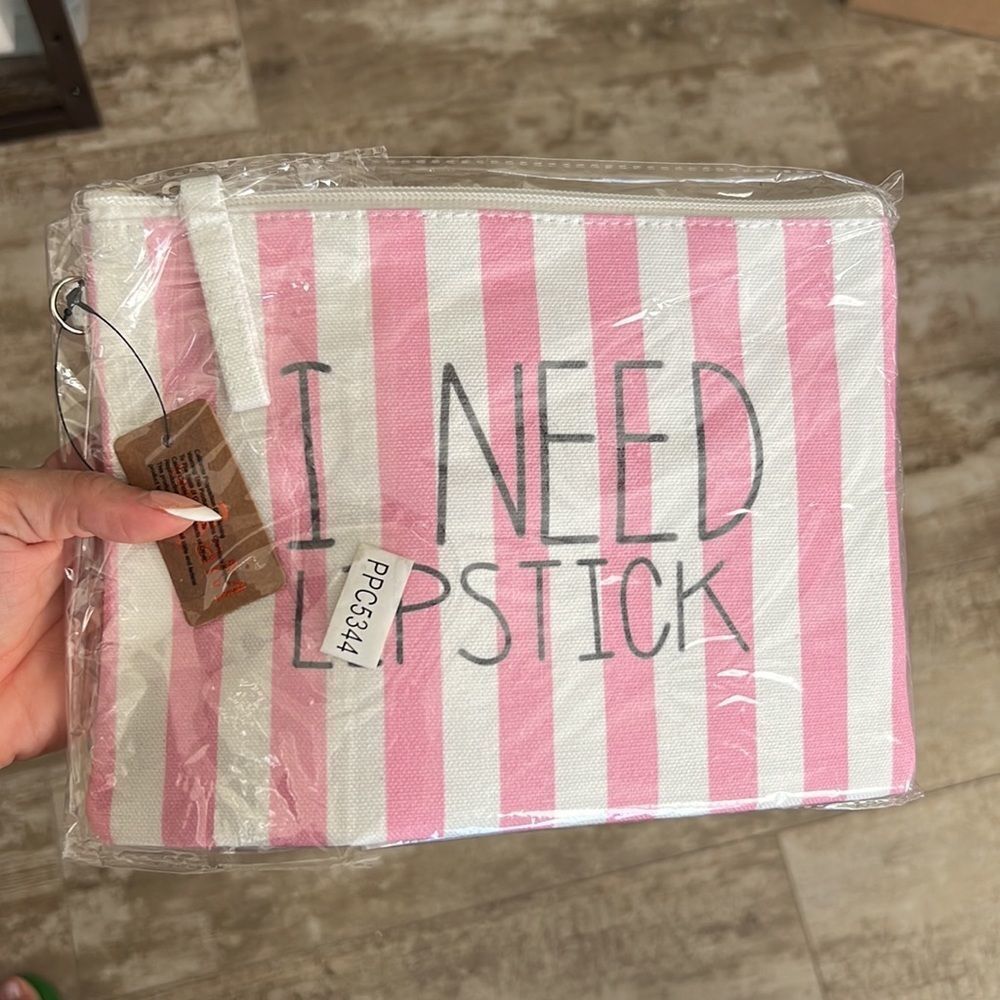 💋Cute makeup bag 💋 - Picture 2 of 2